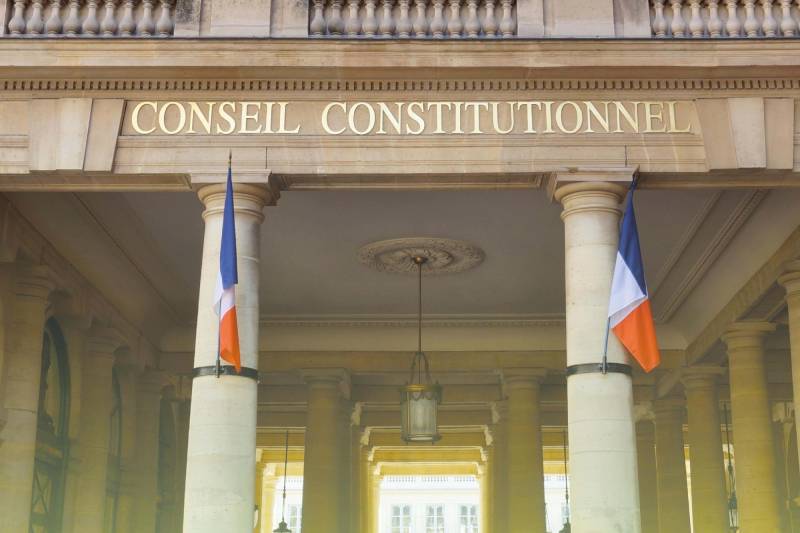Photo du Conseil constitutionnel, symbole de la démocratie. Explorez l'importance du référendum d'initiative partagée dans la réforme des retraites.