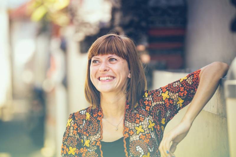 Une femme souriante illustre la diversité des expériences professionnelles à l'étranger. Plongez dans notre article complet pour comprendre les spécificités de chaque statut et choisir la meilleure option pour votre carrière internationale. 