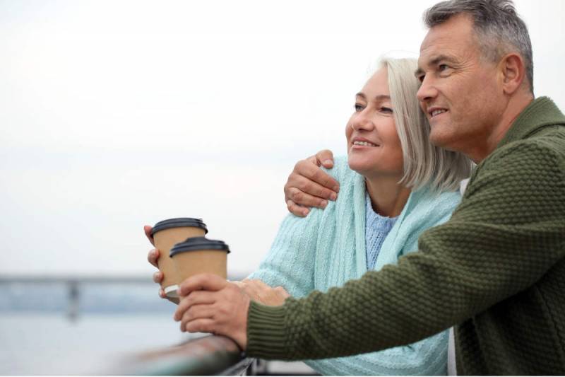  Un couple au bord de la plage, dégustant un café, symbolisant la tranquillité et la sérénité recherchées à la retraite. Découvrez des conseils précieux pour éviter les erreurs fréquentes dans le calcul de votre dossier de retraite. Assurez-vous d'obtenir