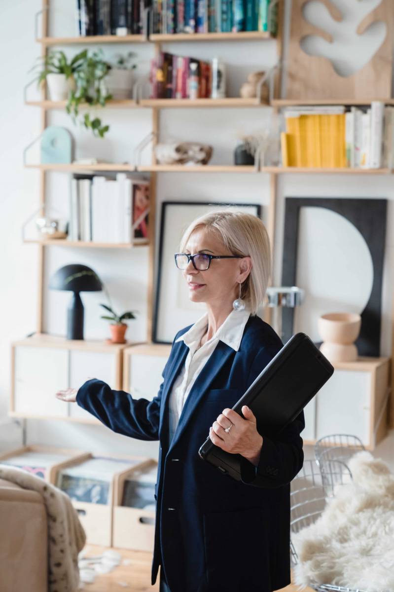 Employé concentré à son bureau, calculant sa retraite complémentaire Agirc-Arrco.