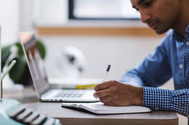 Un homme prépare sa retraite en consultant les nouvelles mesures de la réforme sur son ordinateur.