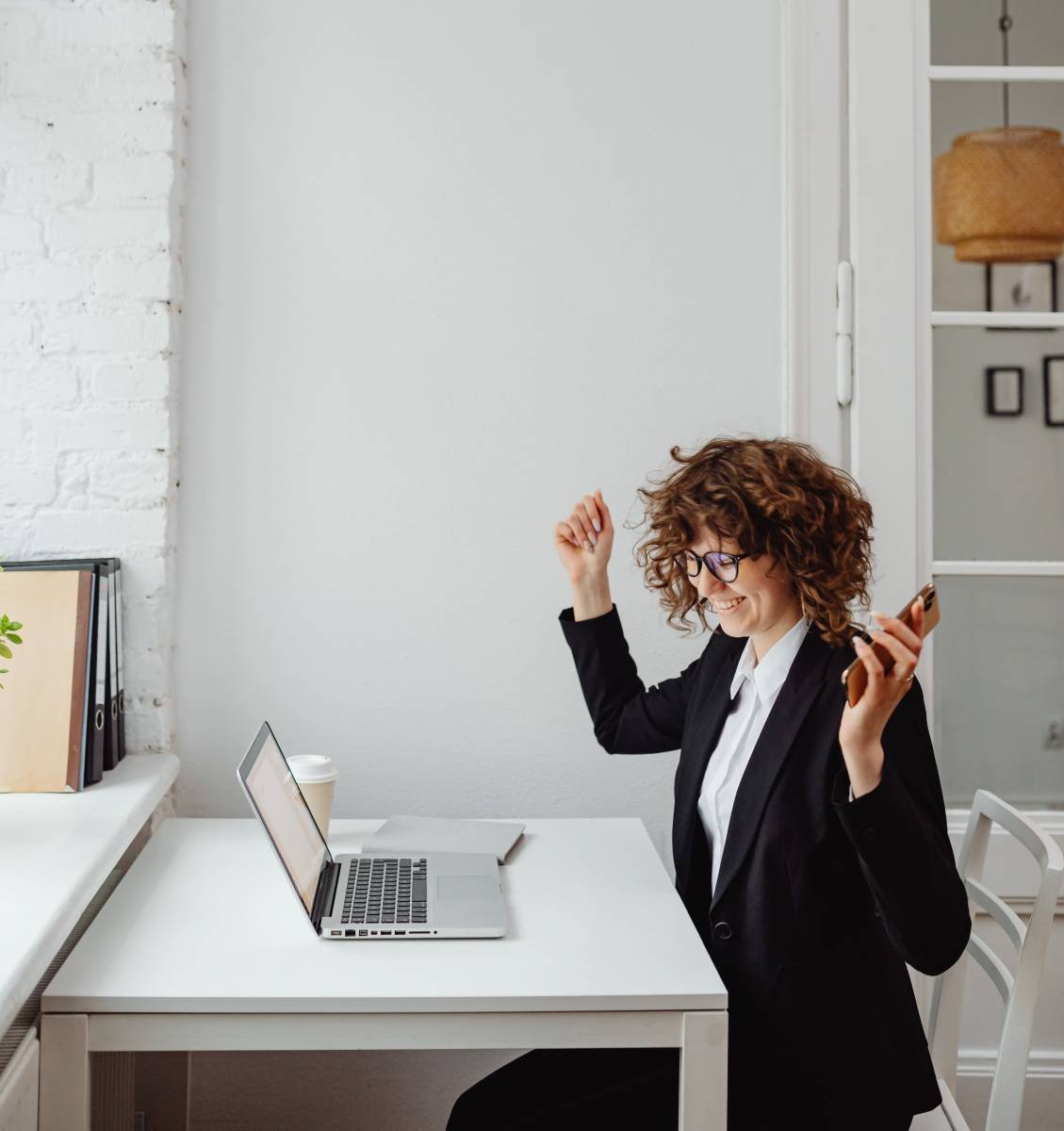 Illustration d'une personne souriante, symbolisant la préparation réussie à la retraite des professions libérales