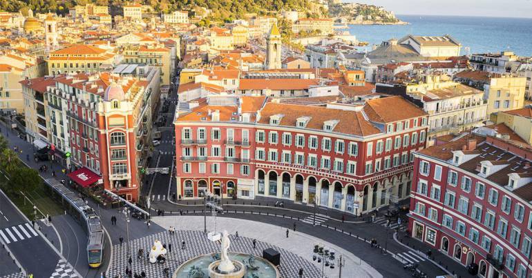 Découvrez les charmes de Nice avec ses magnifiques bâtiments roses - un cadre enchanteur pour profiter d'une retraite idyllique et ensoleillée